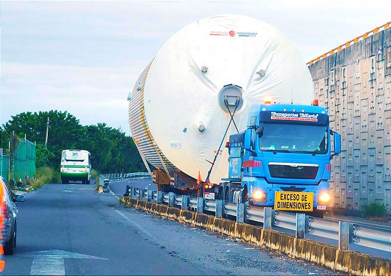 ¡MEGA-TANQUES PARA LAS CHELAS! -Tuvieron que desmontar un puente peatonal en la carretera estatal