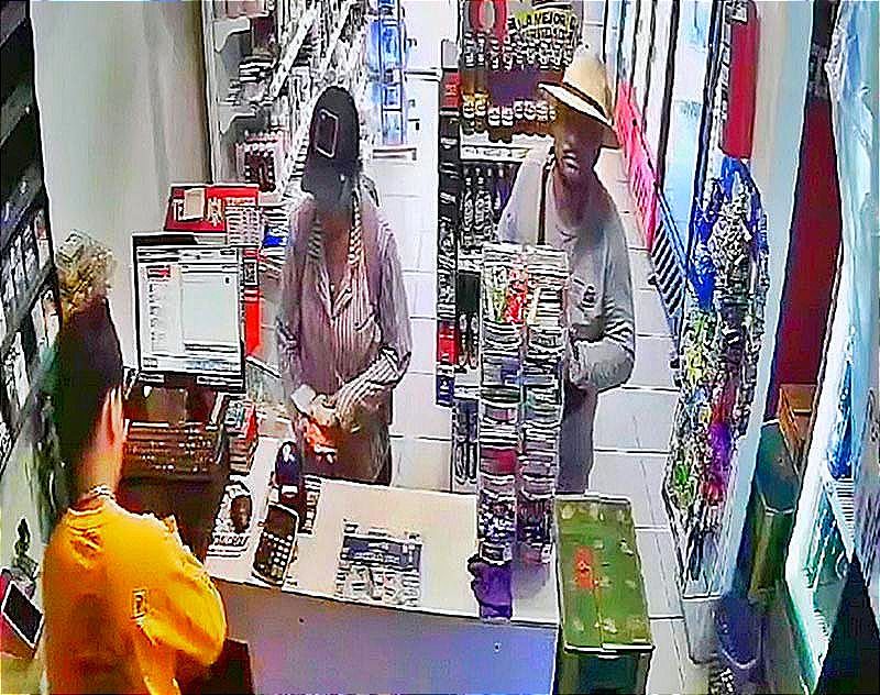 ¡CON PISTOLA Y SOMBRERO SE METEN A LA TIENDA SIX A ROBAR! -Quedan en Cámara *En el Fraccionamiento Las Vegas