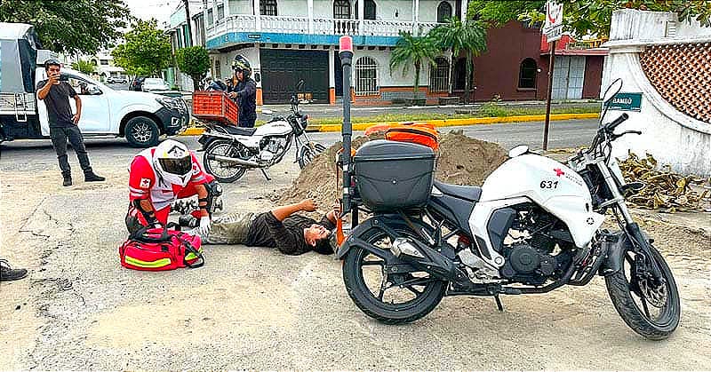 ¡SE ENREDA CON CABLE COLGADO Y CASI SE MATA! -Motociclista Herido en El Floresta