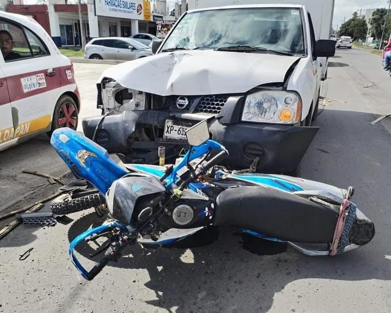 ¡CAMIONETA EMBISTE A MOTOCICLISTA!