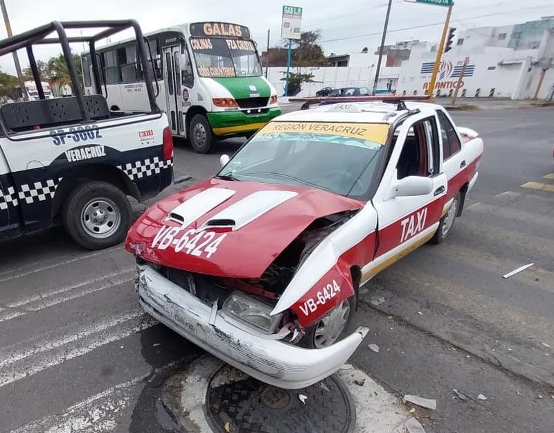 ¡CAMIONETÓN VS TAXI!