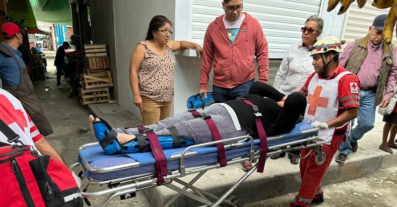 ¡DOÑITA RESBALA CON CASCARA DE CEBOLLA Y SE FRACTURA TOBILLO!