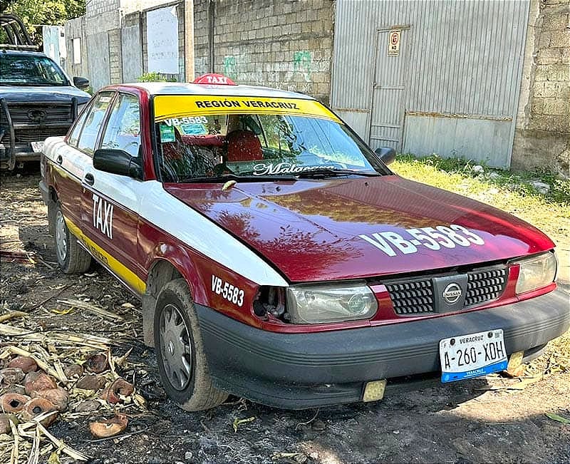 ¡LOCALIZAN UN TAXI CON REPORTE DE ROBO! -A un Costado de la Laguna Perene