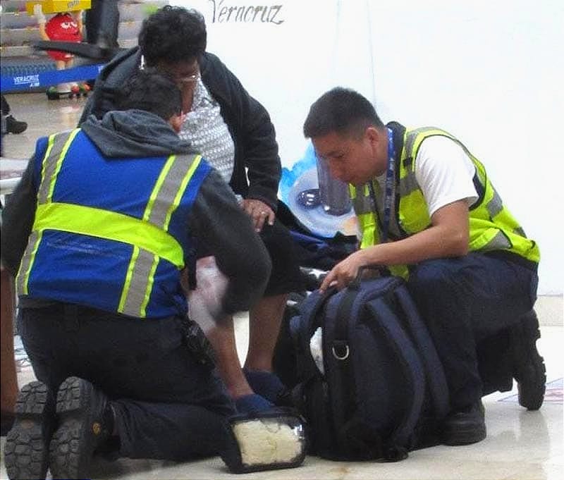 ¡SE CAE DE LAS ESCALERAS DEL AEROPUERTO! -PERO PUDO VOLAR A TIJUANA