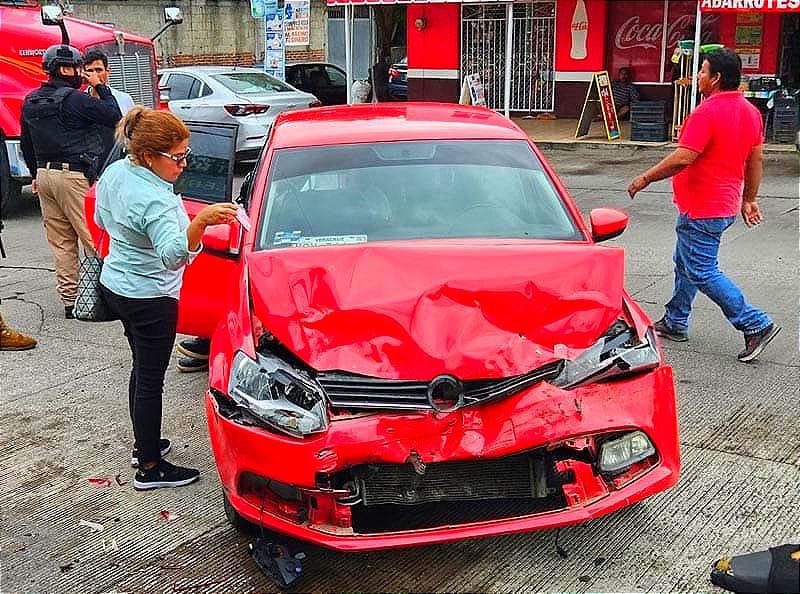 ¡CARAMBOLAZO! -CONDUCTOR SE DUERME Y CHOCA CONTRA DOS AUTOS, DOS MOTOS Y UN POSTE