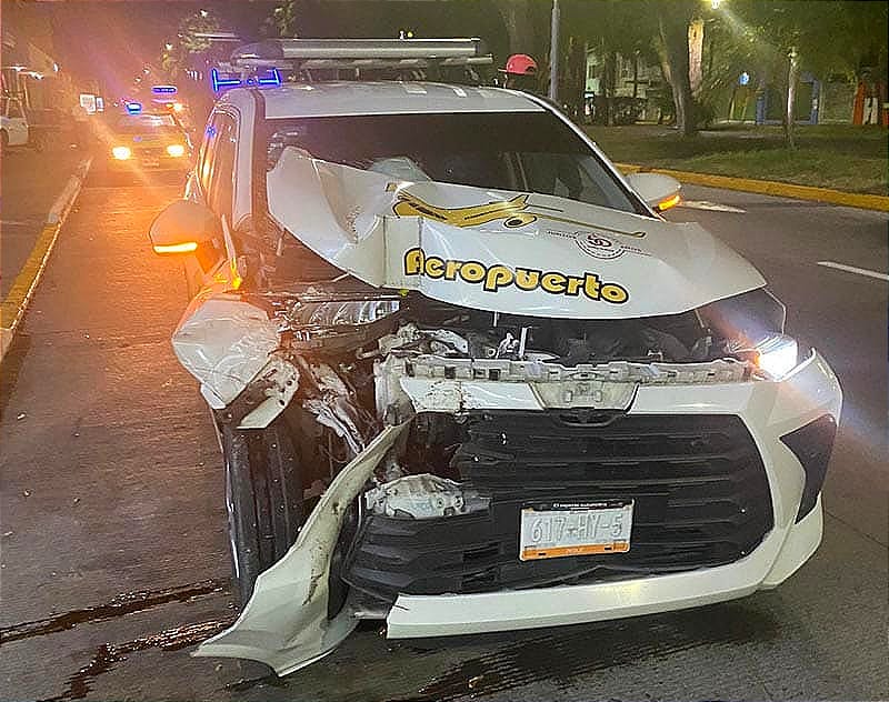 EL TAXI PEGO PERO... ¡ESTAQUITA DESTROZA TAXI DEL AEROPUERTO! * A pesar del aparatoso impacto Irving Alan X. M. resultó ileso *El percance ocurrió en Díaz Mirón y Azueta