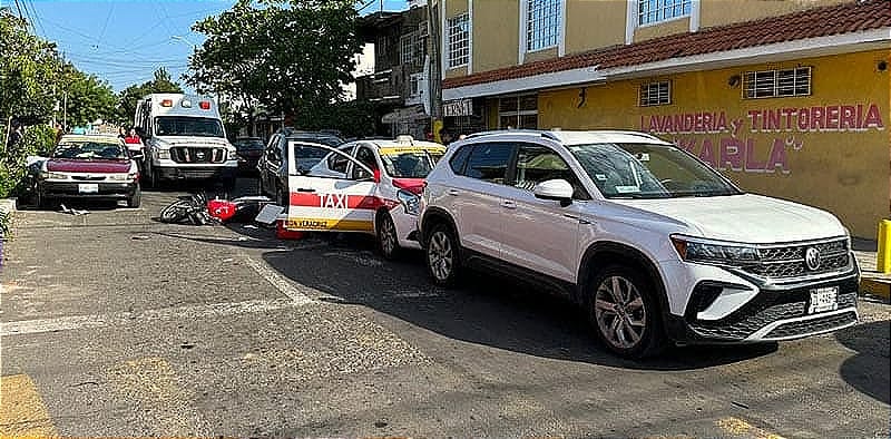 ¡CARAMBOLAZO EN EL COYOL! -UNA CAMIONETA PROVOCA EL CHOQUE MÚLTIPLE DEJANDO A DOS HERIDAS