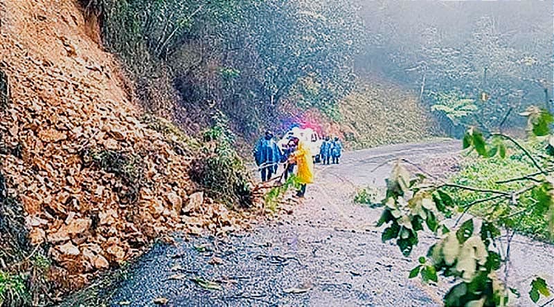 ENTRE SOCAVONES Y DESLAVES ¡QUEDAN INCOMUNICADOS! -*AHORA LLUVIAS DEJAN DOS DESLAVES EN LA SIERRA DE ZONGOLICA