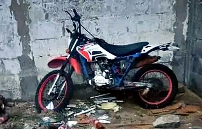 ¡ESCONDEN MOTO ROBADA EN LOTE BALDÍO EN EL FRACCIONAMIENTO VILLA RICA!