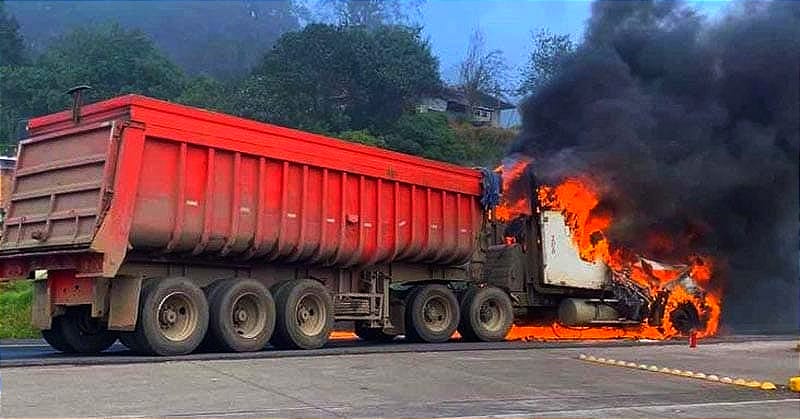 ¡ARDE TRAILER EN LA JOYA! -EL OPERADOR LOGRA SALIR A TIEMPO DE LA CABINA QUE YA ESTABA EN LLAMAS