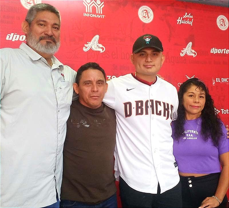 ¡GERARDO YA ES DIAMANTE! -*NOTIVER YA LO HABÍA ANUNCIADO, AYER FUE LA FIRMA OFICIAL *EL PITCHER DERECHO OFICIALIZA SU FIRMA CON ARIZONA