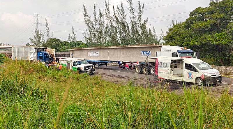 ¡MUEREN TRES PERSONAS EN CARAMBOLA! -Un Tráiler Embistió a Varios Vehículos en la Teapa-Cosoleacaque