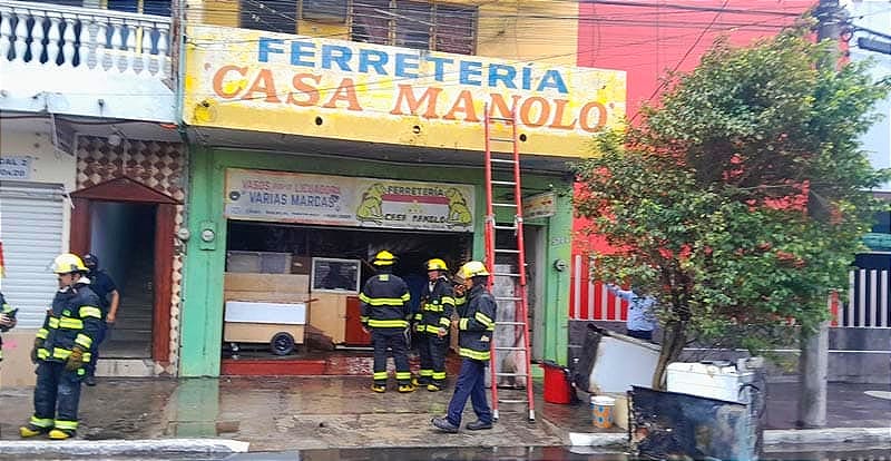 POR UN CORTO CIRCUITO EN UNA FERRETERÍA ¡BOMBEROS RESCATAN A TRES PERRITOS DE INCENDIO!