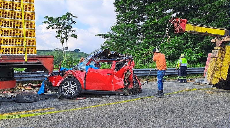 ¡DOS MUERTOS EN CARRETERAZO! EL TRAILERO EMBISTIÓ UN AUTOMÓVIL PROYECTÁNDOLO CONTRA UN TORTON CARGADO CON POLLOS