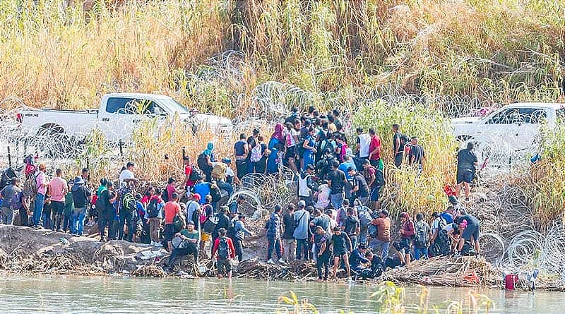 ¡OLA MIGRANTE INUNDA PIEDRAS NEGRAS! -TRES MIL 400 PERSONAS POR DÍA, EN EL PUENTE INTERNACIONAL 2 SE REPORTAN FILAS DE HASTA CUATRO HORAS Y AUTORIDADES EN TEXAS PIDEN AL PRESIDENTE LÓPEZ OBRADOR RESOLVER LA CRISIS.