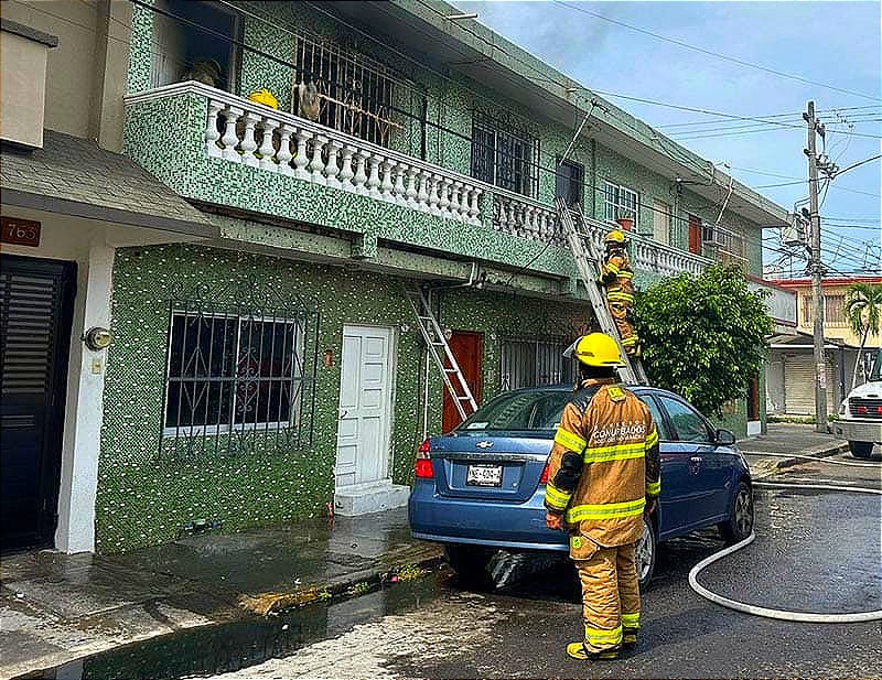 ¡SE INCENDIA CASA POR CORTOCIRCUITO EN EL REFORMA! -La Propietaria Olvido Apagar un Clima