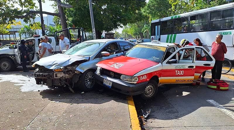 ¡LESIONADA EN ENCONTRONAZO! -AUTO Y TAXI CHOCAN EN DÍAZ MIRÓN