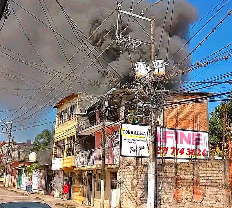 ANDABAN SOLDANDO CERCA DE BOTES DE SOLVENTES, ACEITES Y LUBRICANTES ¡SE QUEMA TALLER DE MOTOS EN CÓRDOBA! -*RESCATAN A DOS INTOXICADAS