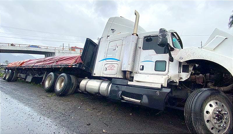 ¡TRÁILER DERRAPA Y SE IMPACTA CONTRA LA BARRA METÁLICA! -REMOLCABA UN SEMIREMOLQUE TIPO PLANA CARGADA CON LÁMINAS