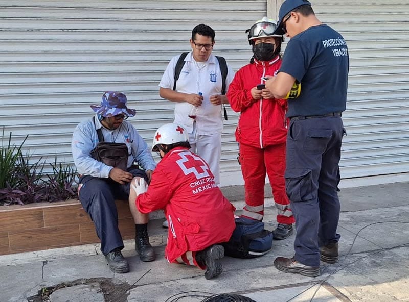 ¡TRABAJADOR DE TELMEX CAE DE UN POSTE DE ALUMBRADO!