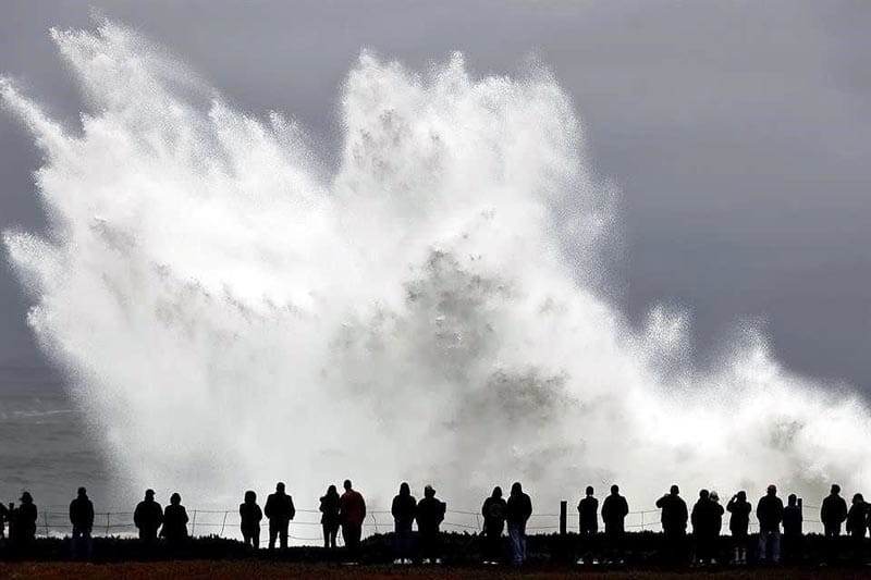 ¡ASÍ FUE EL IMPACTO DE LAS OLAS GIGANTES EN PLAYA DE CALIFORNIA!