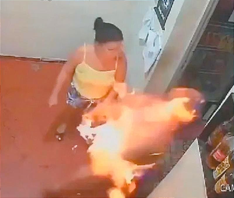 DISCUTEN Y... ¡LE PRENDE FUEGO A SU ESPOSO! -LO ROCÍO Y LO PRENDIÓ