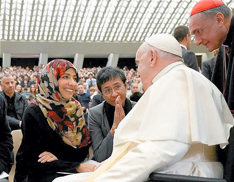 ¡PREMIOS NOBEL ENTREGAN AL PAPA FRANCISCO LA 'DECLARACIÓN PARA LA FRATERNIDAD HUMANA'! -“SOMOS DISTINTOS, SOMOS DIFERENTES, TENEMOS DIFERENTES CULTURAS Y RELIGIONES, PERO SOMOS HERMANOS Y QUEREMOS VIVIR EN PAZ"