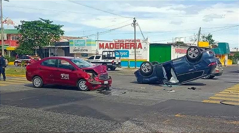 ¡ENCONTRONAZO! -APARATOSO CHOQUE EN LA AVENIDA CUAUHTEMOC, A LA ALTURA DEL FRACCIONAMIENTO LOS PINOS