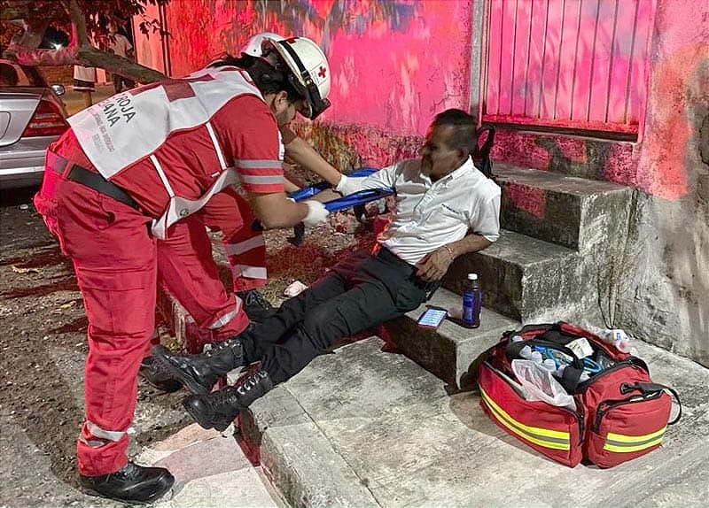 ¡SE FRACTURA EL BRAZO POR DETENER A LADRÓN DEL OXXO! ...PERO LO AGARRARON