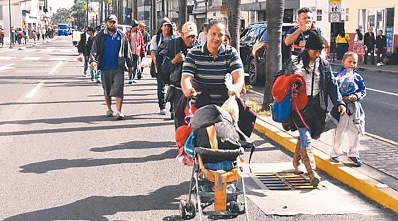 ¡PEGA CANSANCIO A MUJERES Y NIÑOS DE LA CARAVANA!