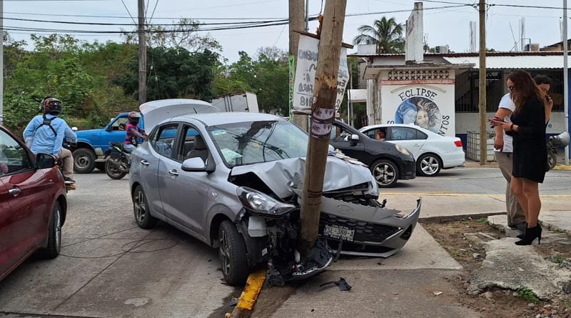 ¡DE LLENO CONTRA EL POSTE DE LA ESQUINA!