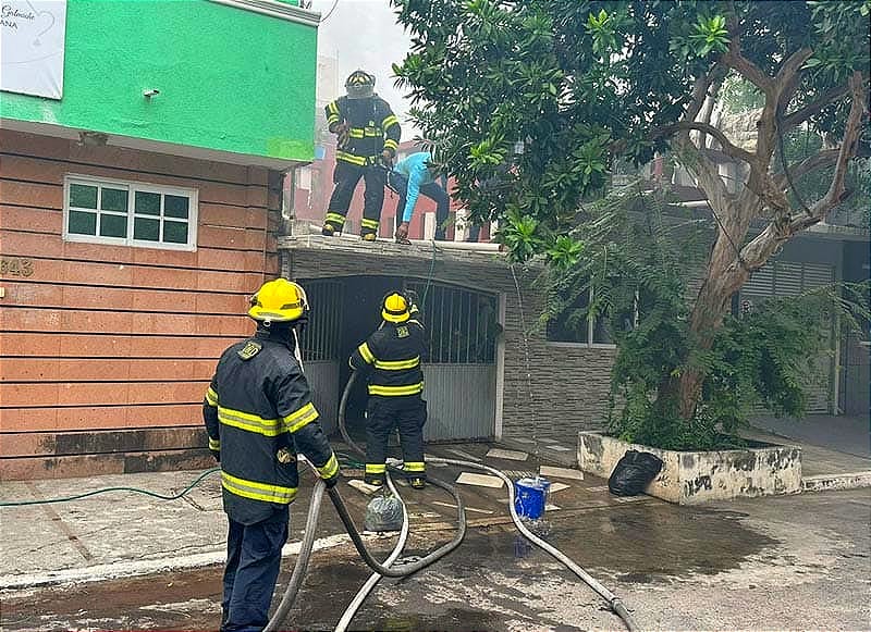 ¡VECINOS SALVAN A AMA DE CASA Y TRES PERRITOS! -BOMBEROS SOFOCAN EL INCENDIO