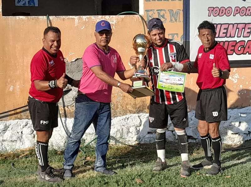 ¡CUADRAS SE BEBE LA COPA EN TARIMOYA!