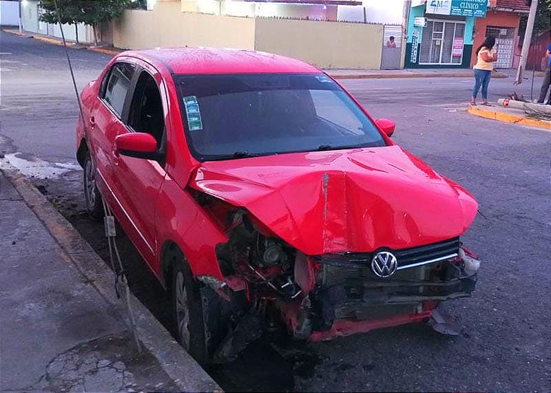 VECINOS DE EL VERGEL SE LLEVAN UN SUSTOTE... ¡SE QUEDA SIN FRENOS Y SE TATÚA EL POSTE!