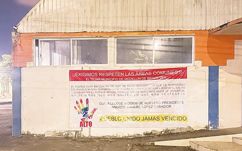 ¡CUELGAN LONAS EN MEDELLÍN! -REPUDIO POR LA ENTREGA DEL SALÓN SOCIAL DEL PARQUE “MIGUEL HIDALGO”, PARA LA CONSTRUCCIÓN DE UN CENTRO COMERCIAL