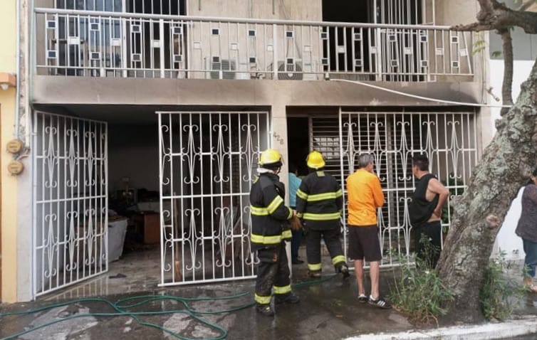 ¡SE PRENDE LA CASA Y RESCATAN A UNA ABUELITA!