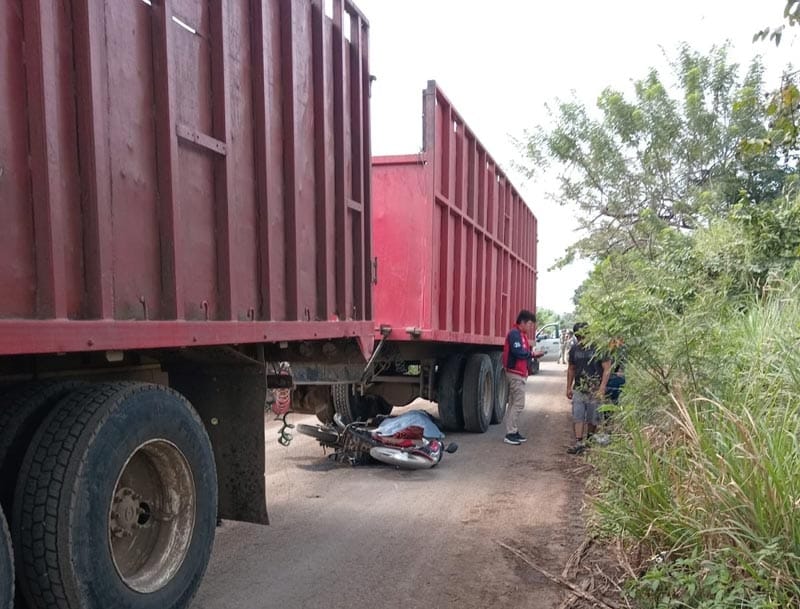 ¡ARROLLA CAMIONERO CAÑERO UNA MOTOCICLETA EN LA QUE VIAJABAN TRES PERSONAS! *MUERE UNA ESTUDIANTE DE SECUNDARIA