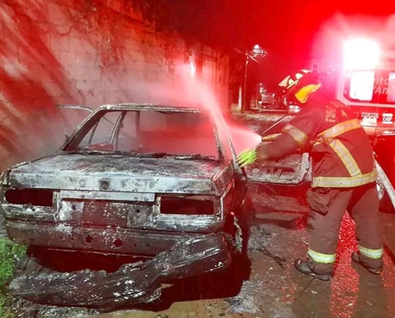 ¡FUEGO DEVORÓ UN AUTOMÓVIL EN FORTÍN!