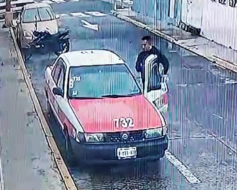 ¡SE ROBAN EL TAXI 732 A PLENA LA LUZ DEL DÍA!