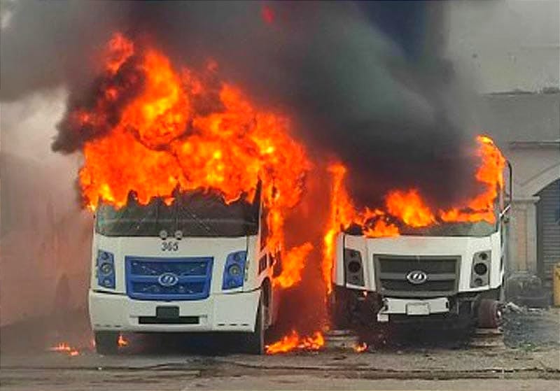 ¡ARDEN CAMIONES! -EN PAPANTLA *FUE EN LA TERMINAL *INVESTIGAN EL INCENDIO