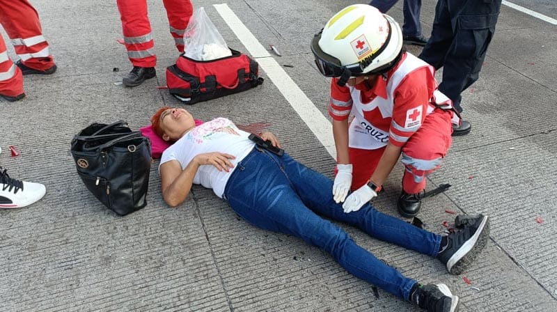 ¡MUJER ATROPELLADA EN CHOQUE DE DOS AUTOS!