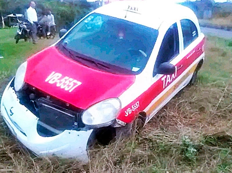 ¡SE LE REVIENTA LA LLANTA Y TAXI SALE VOLANDO DE LA CARRETERA!