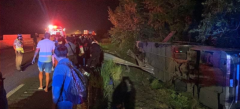 ¡CAMIONAZO: 10 HERIDOS! -CONDUCTOR SE QUEDA DORMIDO Y VUELCA AUTOBÚS ADO