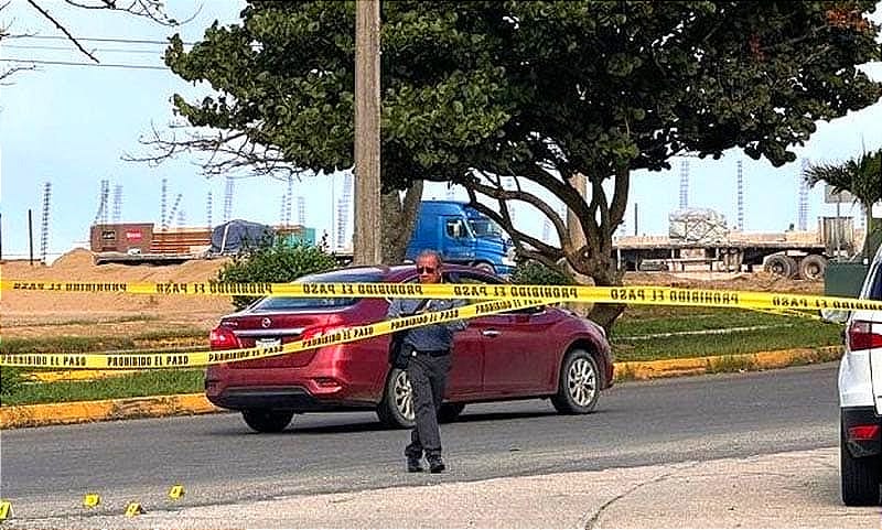 ¡SE AGARRAN A PLOMAZOS! -FRENTE AL EDIFICIO DEL PJF DE COATZACOALCOS