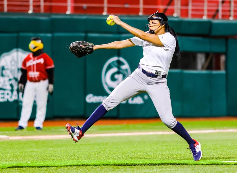 ¡ARROPA AFICIÓN A EL ÁGUILA FEMENIL DENTRO DEL SOFTBOL!