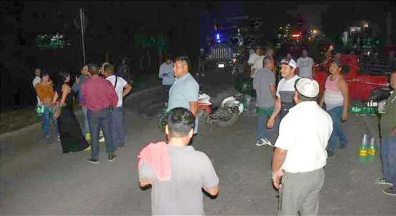 ¡SE PRENDEN! -*Exigen en bloqueo retiro de elementos de la policía estatal de Martínez de la Torre  *Violentaron de todas las formas al "che che", citricultor