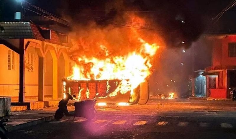 ¡INCENDIAN EL PALACIO! -A LAS PATRULLAS LAS VOLTEARON Y PRENDIERON FUEGO