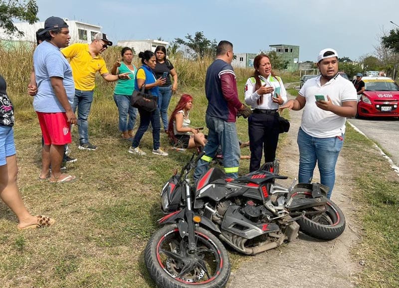 ¡TAXISTA EMBISTE A PAREJA EN MOTO!