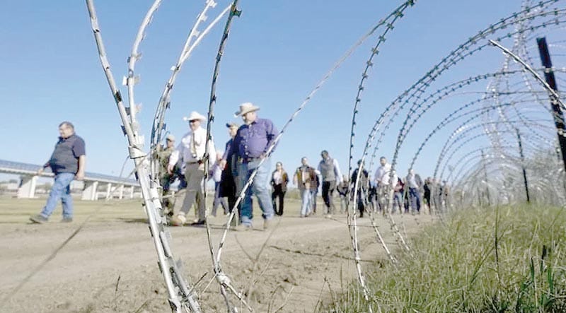 ¡LLEGAN OTROS 200 MIGRANTES AL BORDO DEL RÍO BRAVO!