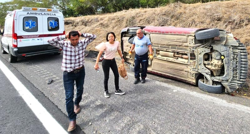 ¡TRES LESIONADAS EN VOLCADURA EN COTAXTLA! -SE LE “VOLÓ” UNA LLANTA AL AUTOMÓVIL